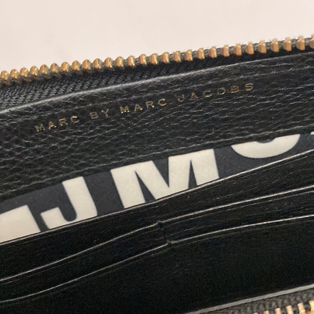 MARC by Marc Jacobs
Classic Q Slim Zip Continental Wallet, Black - Picture 6 of 11